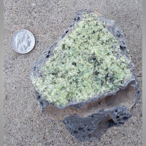 PERIDOT in basalt crystal rock stone gemstone AUGUST birthstone 05 - Picture 2 of 7